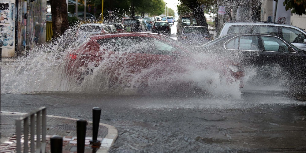 Απίστευτα βίντεο από τους πλημμυρισμένους δρόμους – Η Αττική υπό την πολιορκία ακραίων καιρικών φαινομένων